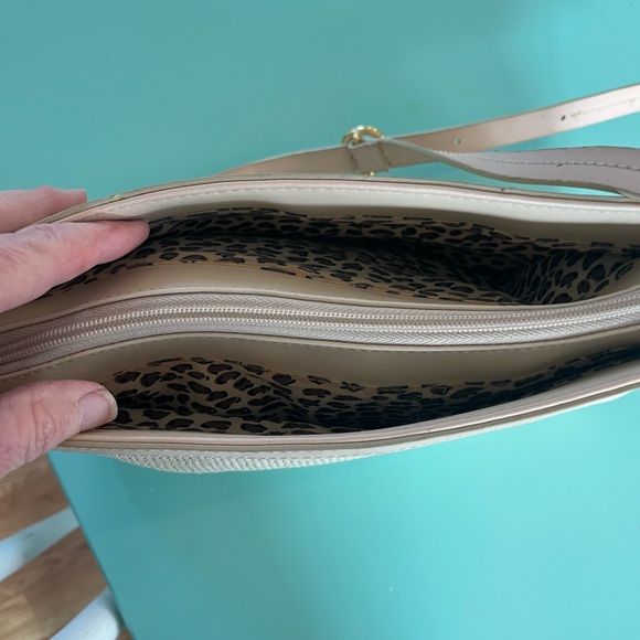 Etienne Aigner Vintage GUC light tan with a tight woven straw. - Picture 3 of 7